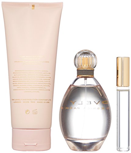 Lovely De Sarah Jessica Parker Para Mujeres 3 Pza. Set De Regalo (Eau De Parfum Vaporizador 3.4 Oz + Loción Corporal 6.7 Oz + Eau De Parfum Roller Ball 0.34 Oz Miniatura)