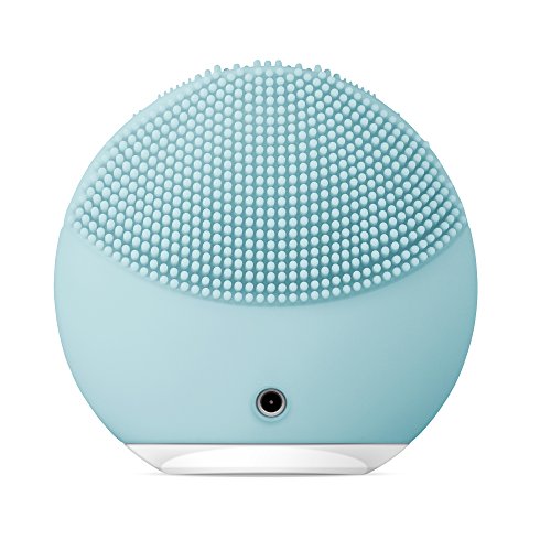 LUNA mini 2 de FOREO es el limpiador facial con modo anti-edad. Un cepillo facial sónico de silicona, para todo tipo de piel |Mint| Recargable a través USB