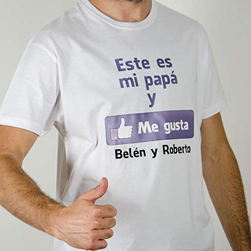 Calledelregalo Regalo para Padres por su cumpleaños, Navidad o el Día del Padre: Camiseta Personalizada Blanca 'Me Gusta' con su Nombre y el de Sus Hijos en Varias Tallas