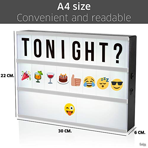 Gadgy ® Caja de Luz cinematográfica A4 | Con 40 Emojis, Cable USB, 85 Letras Symbolos Numeros Negro y 85 de color | Vintage Lightbox | Bateria o Electricidad