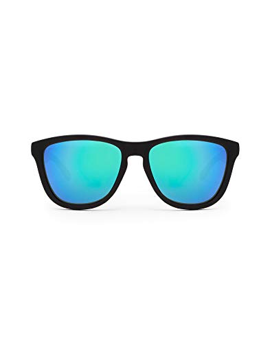 HAWKERS ONE Carbon Black Gafas de Sol Ligeras, para Hombre y Mujer, con Montura Negra Mate y Lente Esmeralda Efecto Espejo, Protección UV400