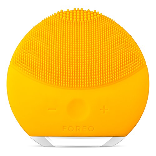 LUNA mini 2 de FOREO es el limpiador facial con modo anti-edad. Un cepillo facial sónico de silicona, para todo tipo de piel |Sunflower Yellow| Recargable a través USB