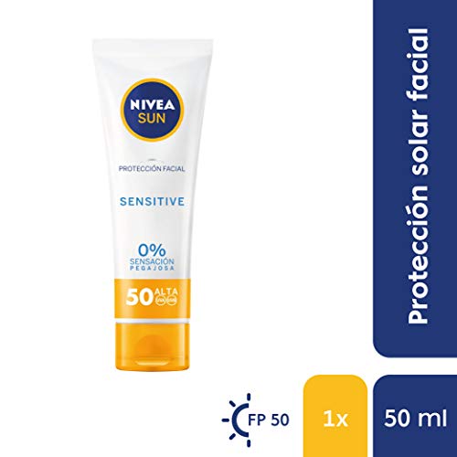 NIVEA SUN Sensitive Protección Facial FP 50, protector solar facial para piel sensible, crema sin perfume con 0% sensación pegajosa - 1 x 50 ml