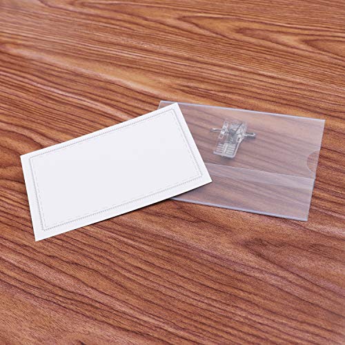 Porta Tarjetas Identificativas Transparente (Pack de 100) - 9cm x 5,7cm Tarjeta de Identificación Horizontal - Portanombres con Pin Imperdible y Pinza Cocodrilo para Escuela, Oficina, Universidad