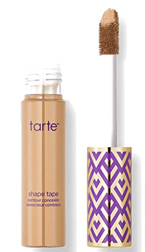 TARTE corrector maquillaje doble función – antiojeras, color claro a medio, con trasfondo melocotón.