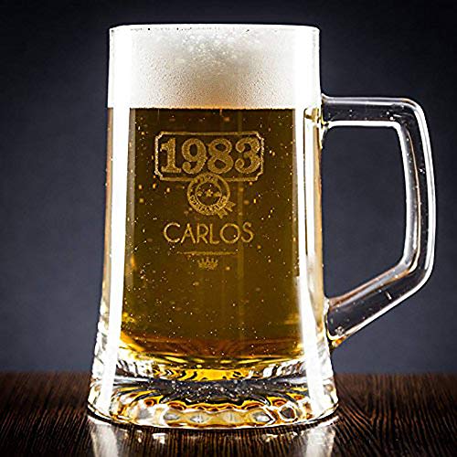 Calledelregalo Regalo para Hombres por su cumpleaños, Aniversario, Navidad, Día del Padre. Jarra de Cerveza Personalizada con Nombre y año de Nacimiento Grabados en Estuche