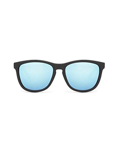 HAWKERS Gafas de Sol ONE Carbono, para Hombre y Mujer, con Montura Negra Mate con Trama y Lente Azul Claro Efecto Espejo, Protección UV400