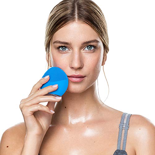 LUNA mini 2 de FOREO es el limpiador facial con modo anti-edad. Un cepillo facial sónico de silicona, para todo tipo de piel |Aquamarine| Recargable a través USB