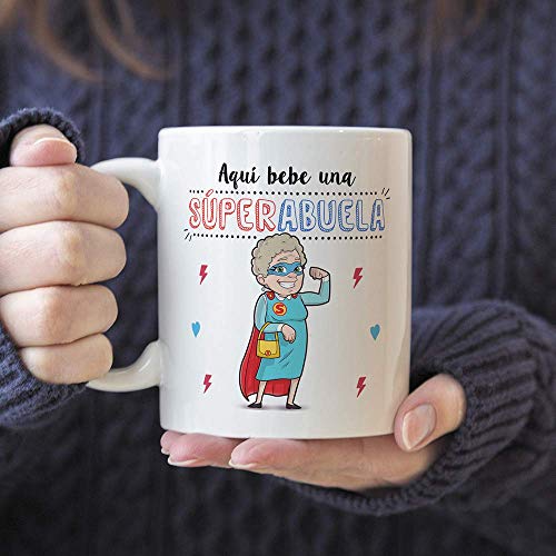 MUGFFINS Taza Abuela - Aquí Bebe una Super Abuela - La Mejor Taza Desayuno del Mundo - Taza Desayuno/Idea Regalo Original/Día de la Madre para Abuel