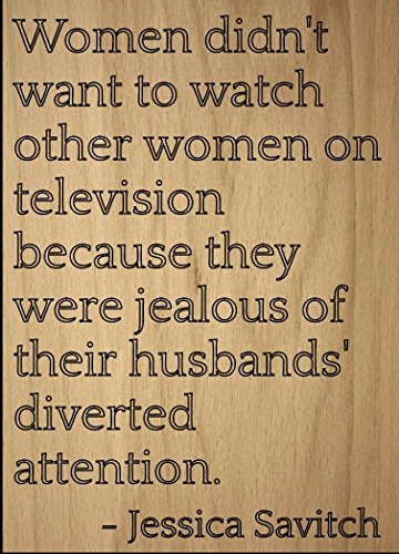 Mundus Souvenirs – Women didn't want to watch other women.cita de Jessica Savitch, grabado con láser en placa de madera – Tamaño: 20 cm x 25 cm