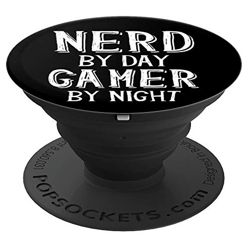 Nerd By Day Gamer By Night - Esports Video Gaming Nerd PopSockets Agarre y Soporte para Teléfonos y Tabletas
