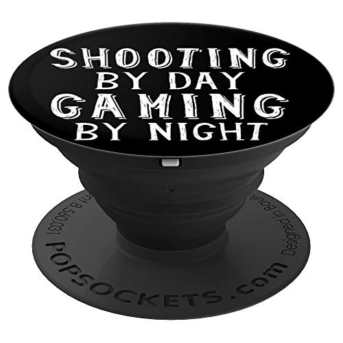 Shooting By Day Gaming By Night Gun Competition Gun Shooters PopSockets Agarre y Soporte para Teléfonos y Tabletas