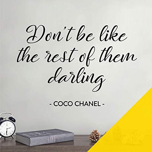 Adhesivo decorativo para pared con cita de Coco Chanel con texto en inglés "Don't be like the rest of them Darling", color amarillo