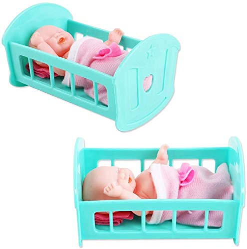 deAO Colección de Muñecas Bebé Tamaño Mini (13cm) y Accesorios Conjunto Incluye 8 Muñecas, Bañera, Trona, Carrito, Cuna, Andador y Más