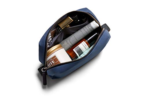 Bellroy Dopp Kit, neceser de tejido impermeable para viaje (cosméticos, perfume, kit de afeitado, peine, cepillo de dientes) - Marine Blue