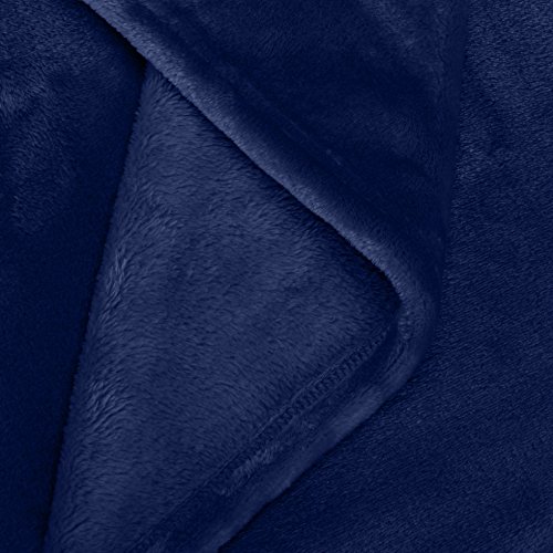 AmazonBasics - Manta, hecha de felpa de terciopelo suave - 229 x 274cm - azul marino