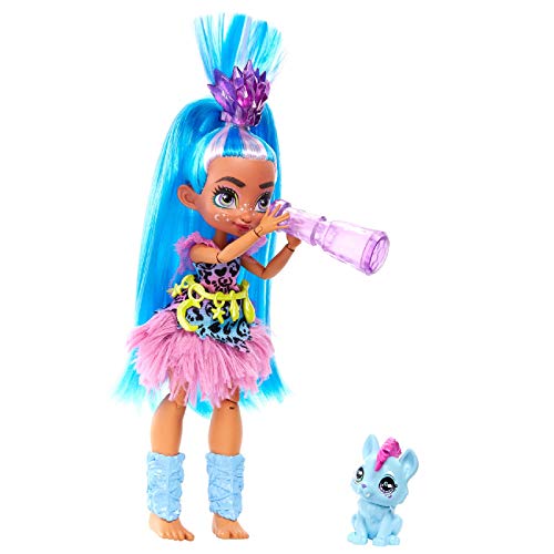 Cave Club Muñeca Tella, muñeca prehistórica con mascota y accesorios (Mattel GNL86)