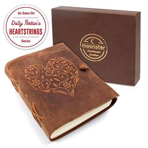 Moonster Cuaderno de Cuero Genuino para Mujer – Diario de Escritura Hecho a Mano con Corazón Gravado – Diario de Cuero para Dibujar y Escribir – El Cuaderno de Viaje de Tamaño Perfecto 20x15 cm