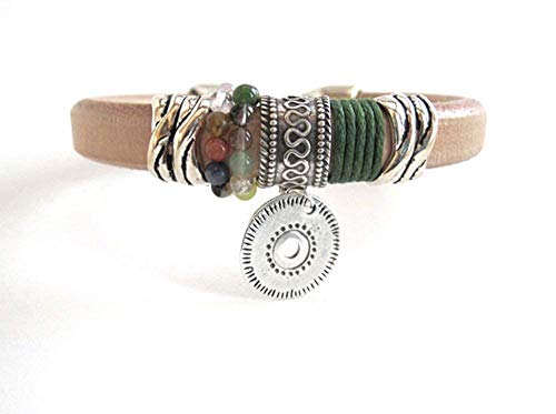 Pulsera Boho en Cuero Regaliz Color Natural con Cordón Verde y Charm Colgante Moneda