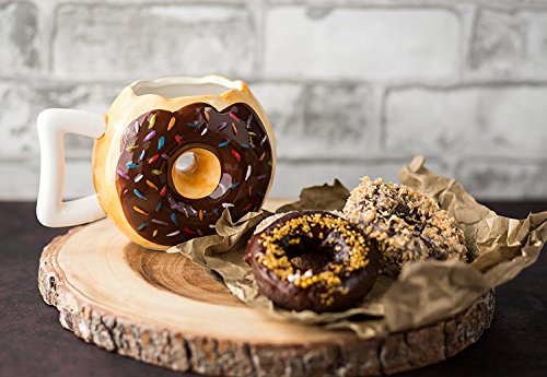 Taza de donut de cerámica - Deliciosa taza de donut con glaseado de chocolate con chispas - Divertido"MMM Donuts!" Cita - La mejor taza para café, té y más - Tamaño grande de 14 oz