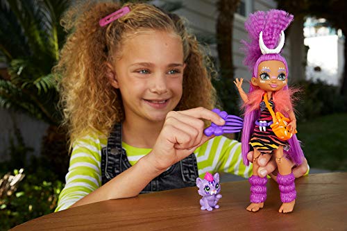 Cave Club Muñeca Roaralai, muñeca prehistórica con mascota y accesorios (Mattel GNL84)