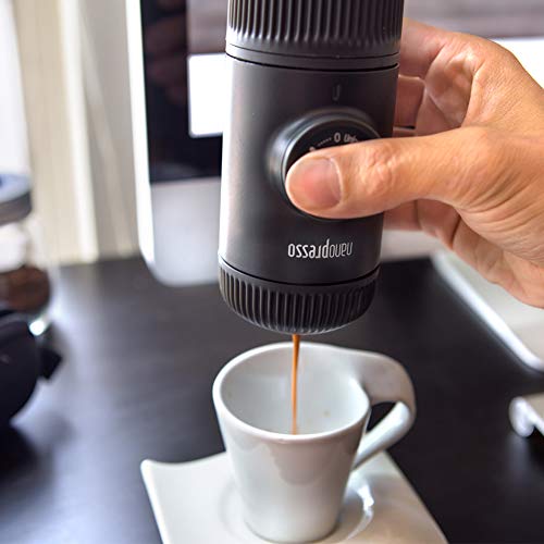 WACACO Nanopresso Máquina de Café Espresso Portátil, Versión Mejorada de Minipresso, 18 Bar de Presión, Cafetera de Viaje Extra Pequeña, Operada Manualmente, compatible con cafe molido, Gris