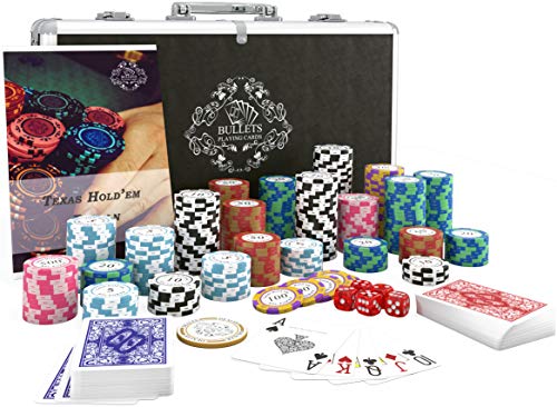 Bullets Playing Cards Maletin poker set profesional. Estuche con cartas y fichas poker. 300 Poker chips numeradas y baraja de cartas de plastico impermeables. Incluye instrucciones del juego de poker