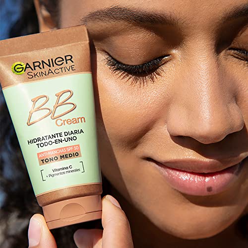 Garnier BB Cream Anti-Manchas FPS 50 Hidratante Todo en uno con color tono medio. Glicerina vegetal + Vitamina E, Unifica, Protege e Hidrata - 50 ml