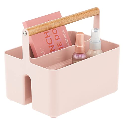 mDesign Cesta con asa para el baño – Caja organizadora con 2 compartimentos para cosméticos, maquillaje o pintaúñas – Organizador de cosméticos portátil de plástico con asa de madera – rosa claro