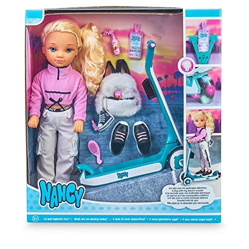 Nancy - Un día con patinete, Muñeca con patinete, tiene luces en las ruedas, ropa muy cool y accesorios para llevar en su mochila, para niñas y niños a partir de 3 años, Famosa (700016705)