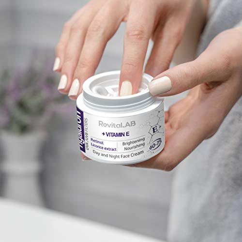 RevitaLAB - Crema antiarrugas de día y de noche enriquecida con vitamina A (retinol), vitamina E, extracto de raíz de regaliz, ácido hialurónico y filtros UV, franja de edad 60-75, 50 ml