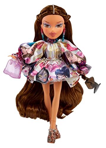 Bratz x GCDS Muñeca de Moda Yasmin en edición Especial-con Vestido, Accesorios, Cepillo para el Pelo y más-Articulada-Caja Premium-Edad: 7+ años, Color (573470)