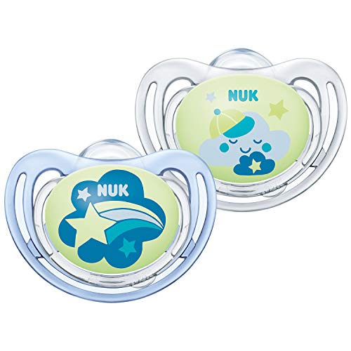 NUK Freestyle Night Dummy, 6-18 meses, Dummies con efecto luminoso, silicona BPA, nubes azules, paquete de 2