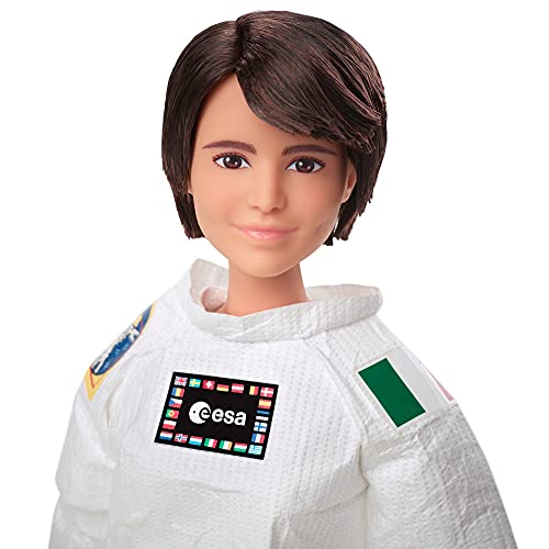 Barbie Signature Samantha Cristoforetti, muñeca astronauta de colección de juguete (Mattel GTJ81)