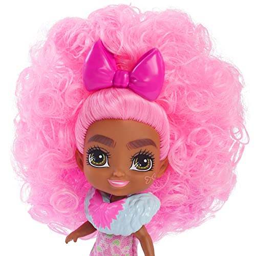 Cave Club Bebé con Dinosaurio, muñeca Pelo Rosa con Mascota y Accesorios, Juguete para niñas y niños +4 años (Mattel GXP23)