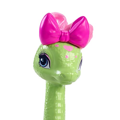 Cave Club Bebé con Dinosaurio, muñeca Pelo Rosa con Mascota y Accesorios, Juguete para niñas y niños +4 años (Mattel GXP23)