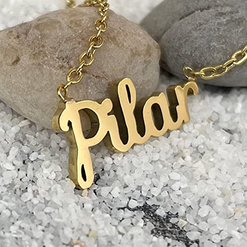 Cotigo Collar Nombre Acero-Incluye Tarjeta con Significado Hermoso -Colgante Nombre Plateado o Dorado-Regalos Personalizados para Mujer-Cumpleaño-Navidad-Día de madre-San valentín (Pilar-Dorado)