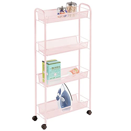 mDesign Carrito con ruedas para lavadero – Compacto mueble de lavadero para guardar detergente, quitamanchas, etc. – Práctico carro de lavandería en metal con cuatro estantes estrechos – rosa claro