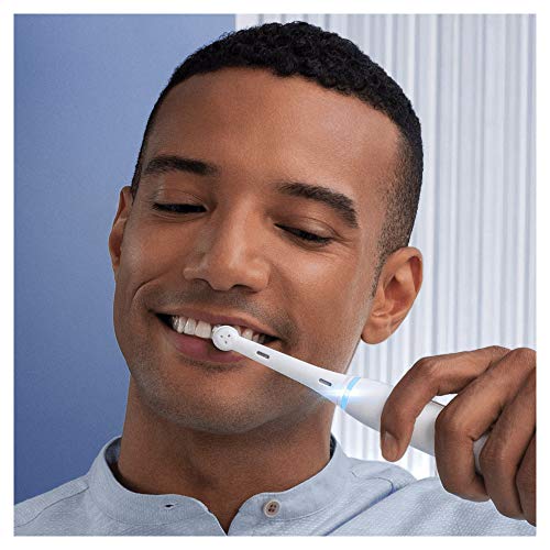 Oral-B iO 7N Cepillos de Dientes Eléctricos (Pack de 2) con Mangos Recargables, Tecnología Magnética de Braun, 2 Cabezales de Recambio, Pantalla Blanco/Negro y Estuche de Viaje Premium - Blanco