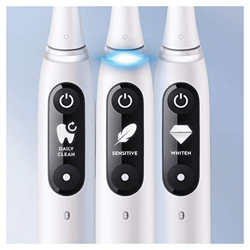 Oral-B iO 7N Cepillos de Dientes Eléctricos (Pack de 2) con Mangos Recargables, Tecnología Magnética de Braun, 2 Cabezales de Recambio, Pantalla Blanco/Negro y Estuche de Viaje Premium - Blanco