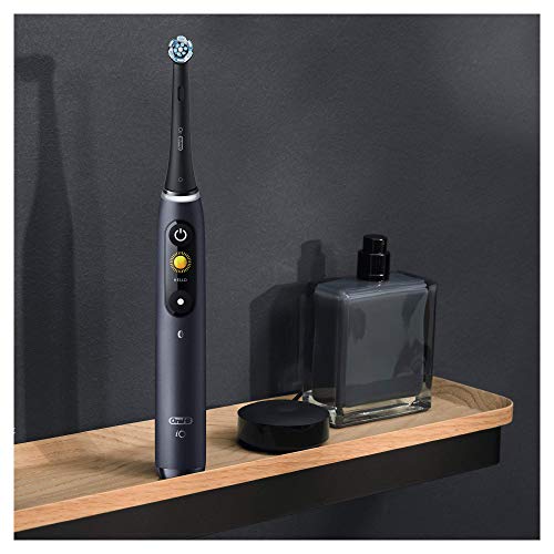 Oral-B iO 8 Cepillo de Dientes Eléctrico con Mango Recargable, Tecnología Magnética de Braun, 1 Cabezal de Recambio, Pantalla a Color, Cargador y Funda de Viaje Premium - Negro, Edición Especial