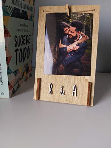 Vintiun | Marco de Fotos Personalizado con Tu Nombre | Caballete Portafotos de Madera Original | Marco Personalizable para Regalo, Bebe, Comunión, Bautizo, Pareja | Formato con Pinza