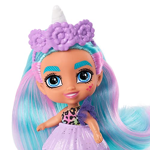 Cave Club Bebé con dinosaurio, muñeca pelo azul con mascota y accesorios, juguete para niñas y niños +4 años (Mattel GXP25)