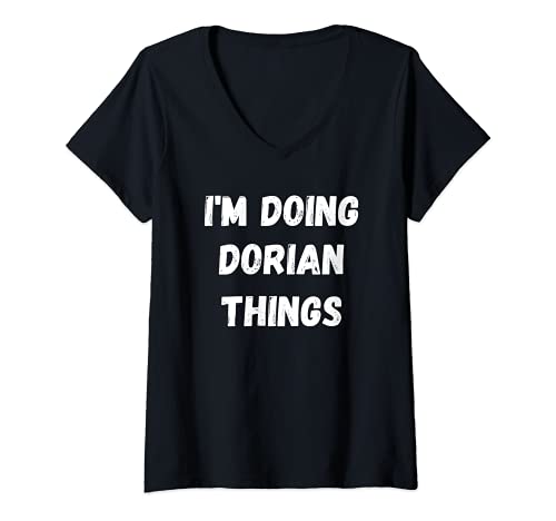 Mujer Regalos de Dorian, estoy haciendo cosas de Dorian Camiseta Cuello V
