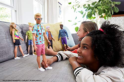 Barbie Ken Fashionista Muñeco rubio con camisa de frutas, bermudas y accesorios de moda de juguete (Mattel GYB04)