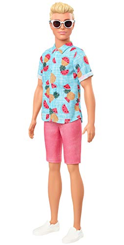 Barbie Ken Fashionista Muñeco rubio con camisa de frutas, bermudas y accesorios de moda de juguete (Mattel GYB04)