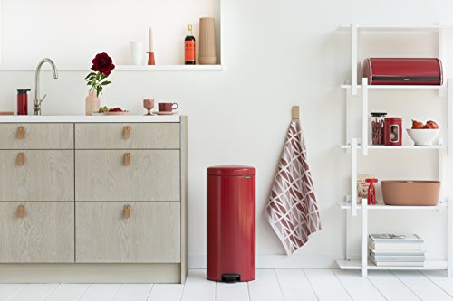 Brabantia Newicon-Cubo de Basura con Pedal, 30 l, Color Passion Red, Acero Inoxidable, Rojo pasión