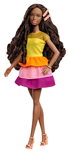 Barbie - Fashionista Ultimate Curls Muñeca morena con accesorios para peinar (Mattel GBK25)