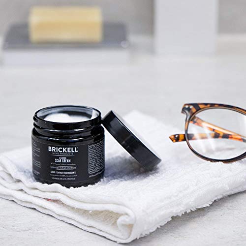 Brickell Men's Clearing Scar Cream para hombres, crema limpiadora de cicatrices natural y orgánica para reducir la apariencia de cicatrices e incluso pigmentación de la piel, 2 onzas, perfumadas