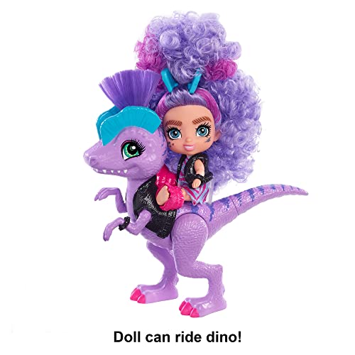 Cave Club Bebé con dinosaurio, muñeca pelo morado con mascota y accesorios, juguete para niñas y niños +4 años (Mattel GXP24)